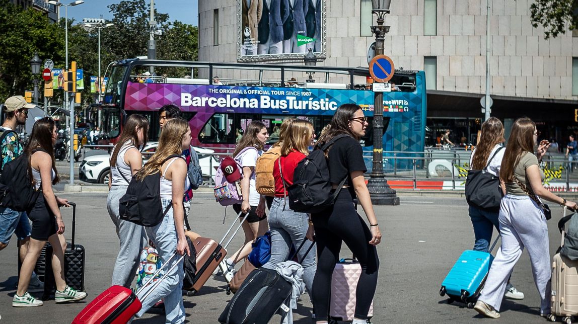 Turistes carreguen maletes pel centre de Barcelona