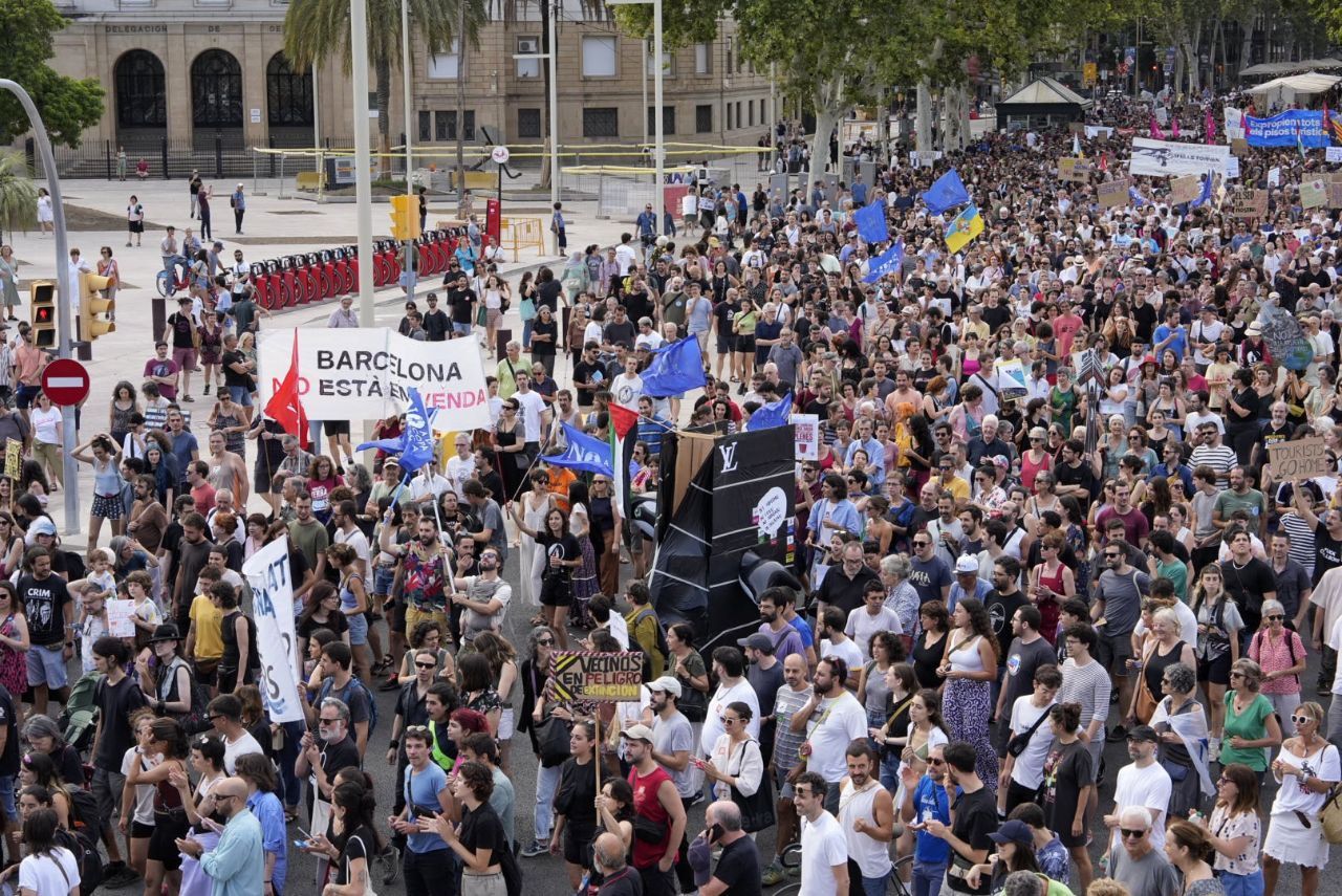 Sota el lema 'Prou, posem límits al turisme' la manifestació ha començat a caminar des de Drassanes i ha de culminar a la plaça del Mar, al barri de la Barceloneta plaça del mar, a la Barceloneta