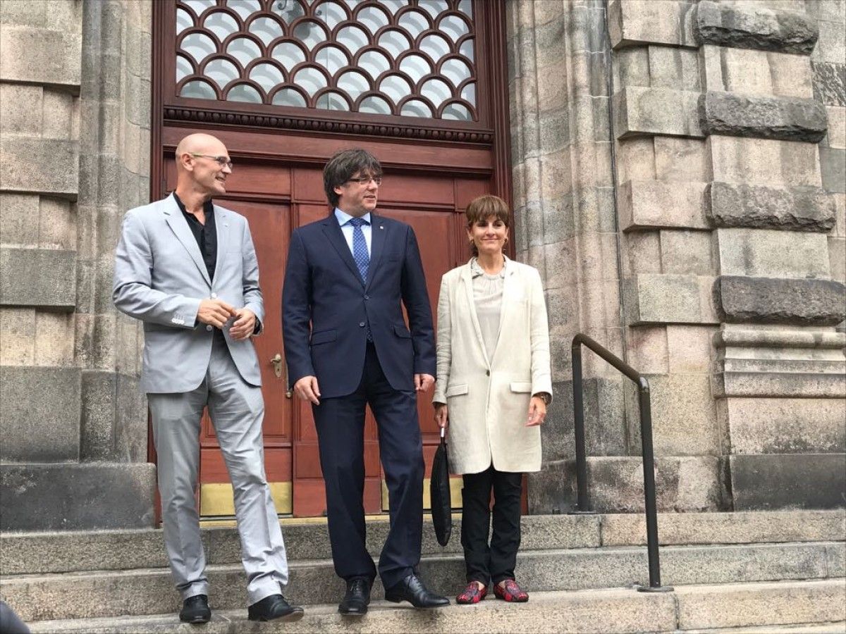 Carles Puigdemont, Raül Romeva i Francesca Guardiola, sortint del parlament danès