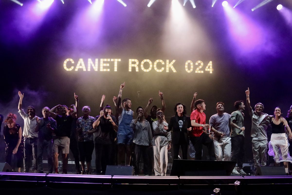 Els membres de la Banda Canet Rock, junts, al final de l'actuació