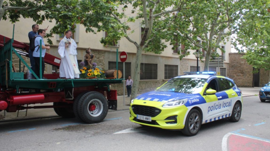 El cotxe d ela Policia Local de Solsona va tancar la comitiva de vehicles que rebien la benedicció