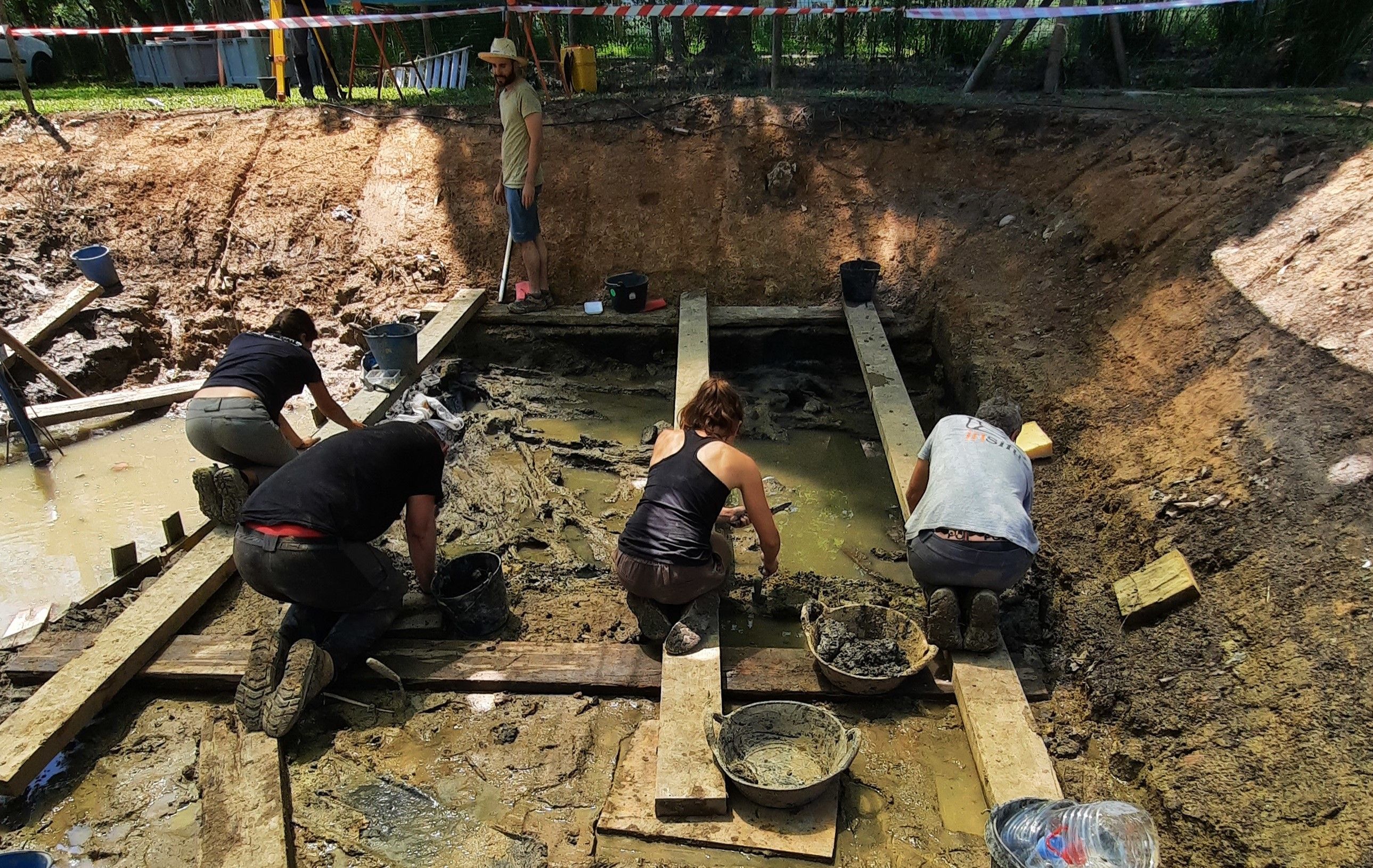 Els arqueòlegs treballant a la zona de les excavacions de la Draga de Banyoles