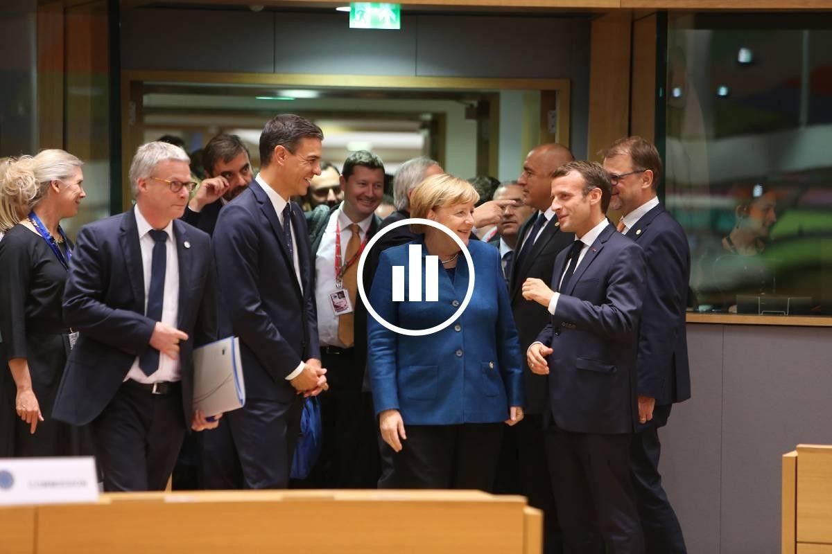 Pedro Sánchez, parlant amb Angela Merkel i Emmanuel Macron, a l'inici d'un Consell Europeu.
