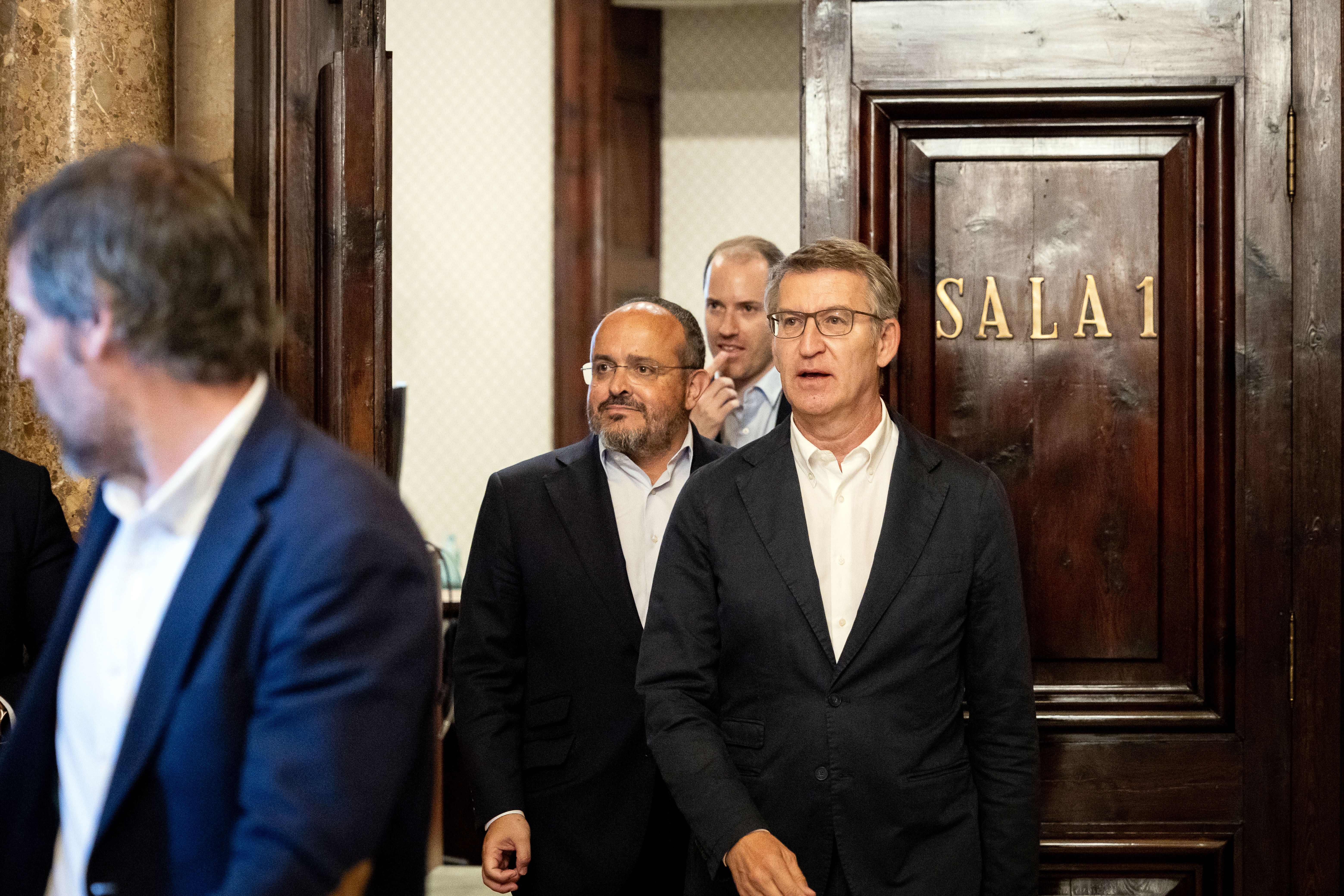 Alberto Núñez Feijóo amb Alejandro Fernández al Parlament, durant una visita del líder del PP.