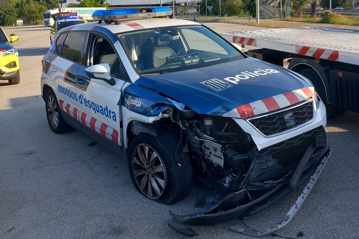 El cotxe dels Mossos, destrossat per la fugida d'un home