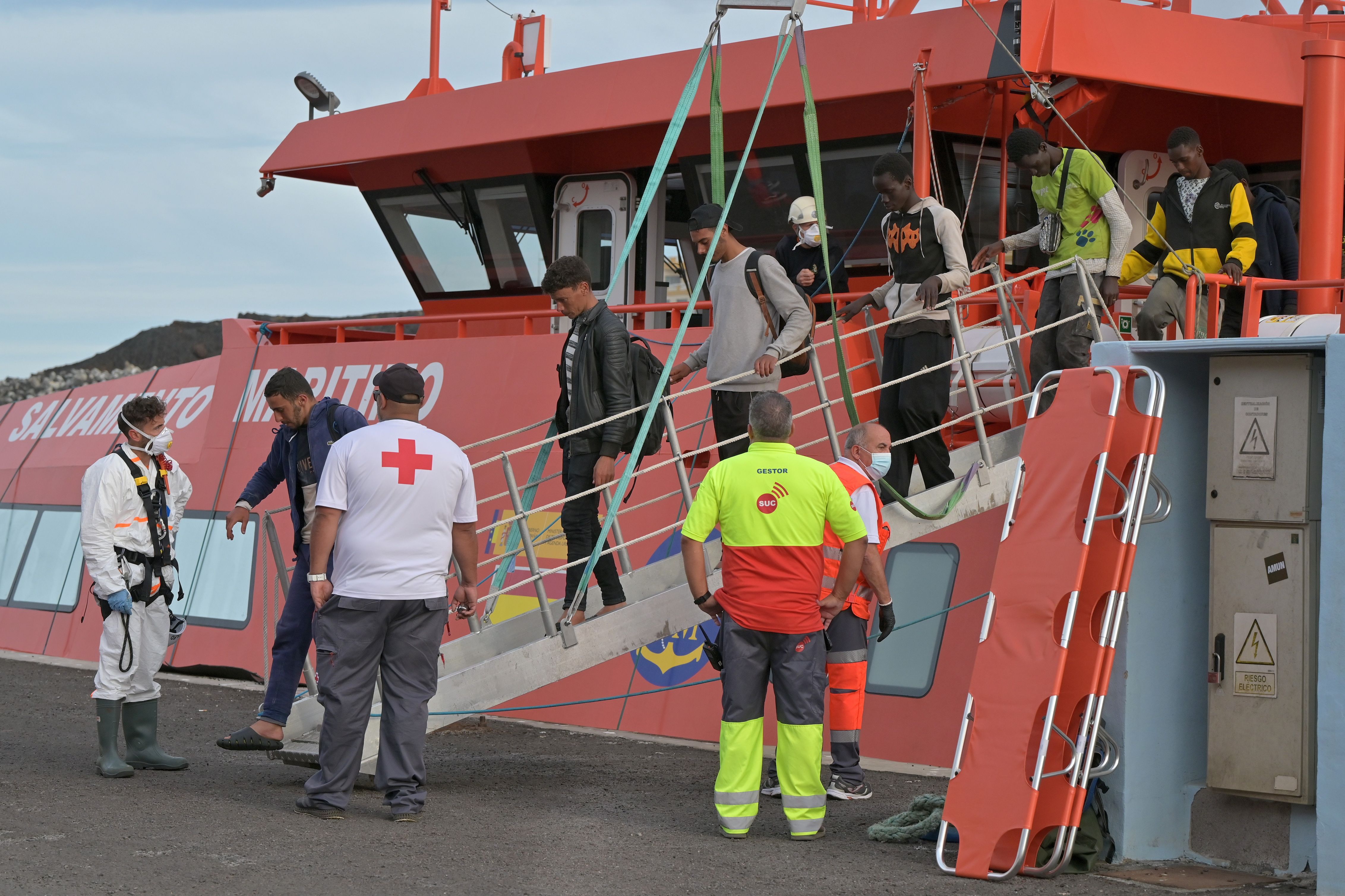 Personal de Creu Roja atén a migrants a Canàries