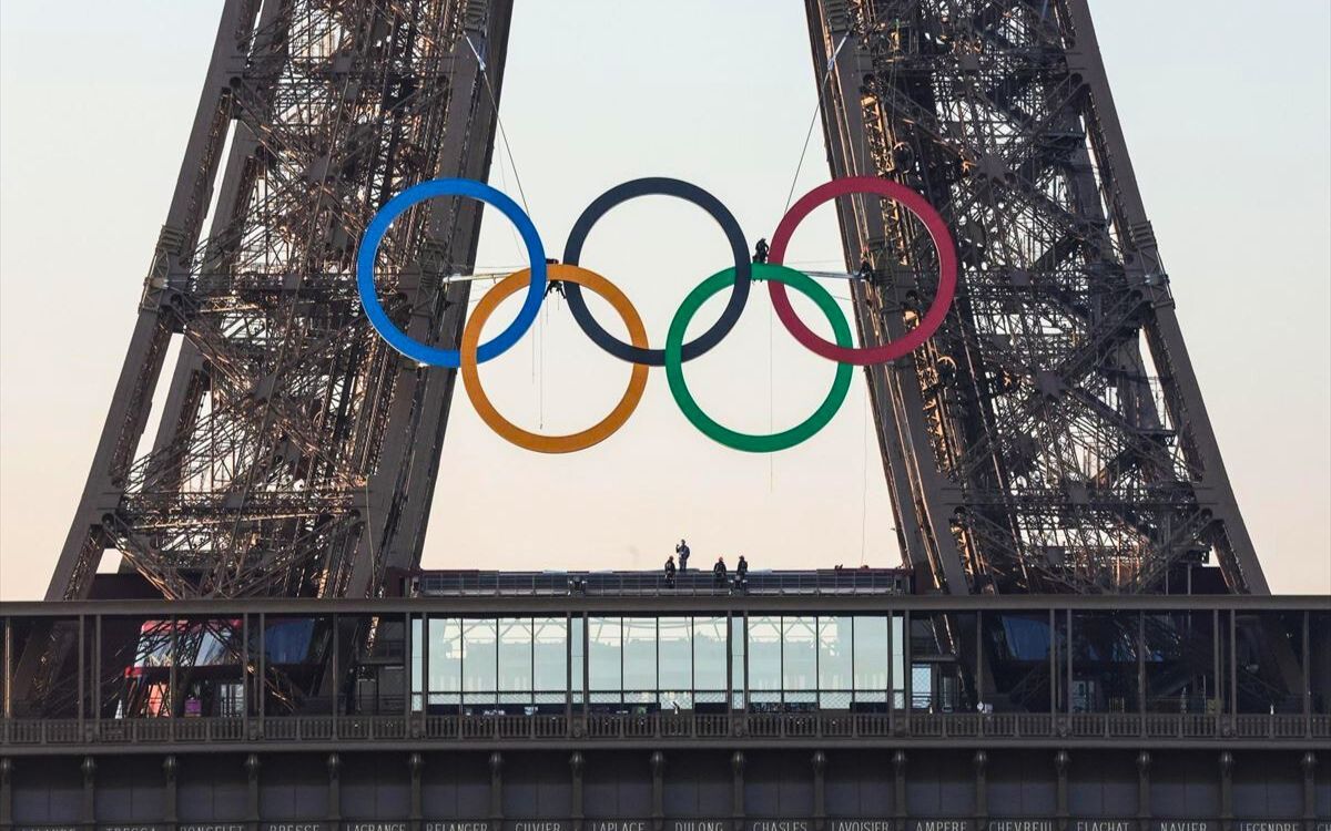 Les anelles dels Jocs Olímpics a la Torre Eiffel