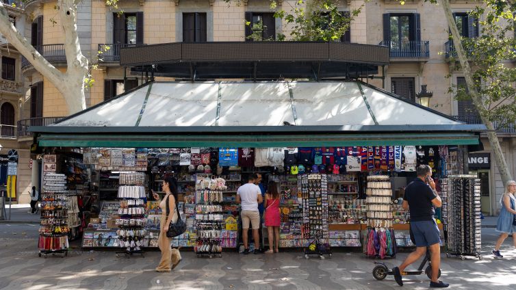 Turistes la rambla souvenirs quiosc nacio hugo fernandez