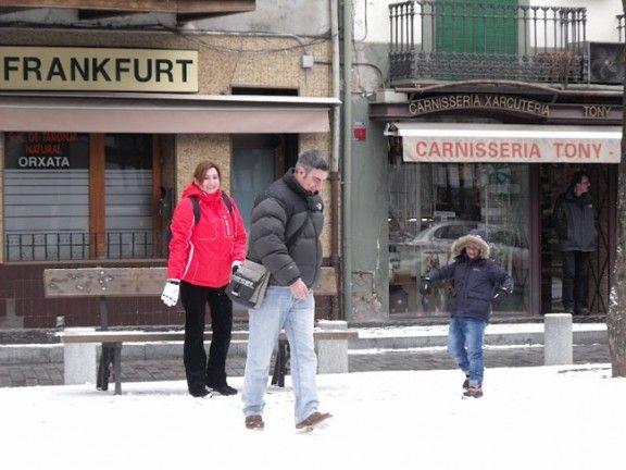 Gent jugant amb la neu a la plaça de l'Ajuntament de Camprodon.