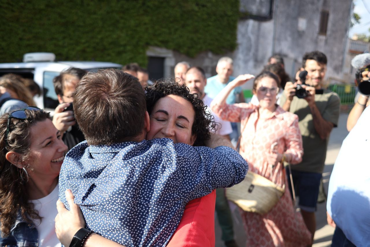 Marta Rovira s'abraça amb la gent que l'ha rebuda en el seu retorn de l'exili