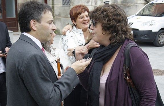Teresa Jordà entregant les claus de l'Ajuntament a Jordi Munell.