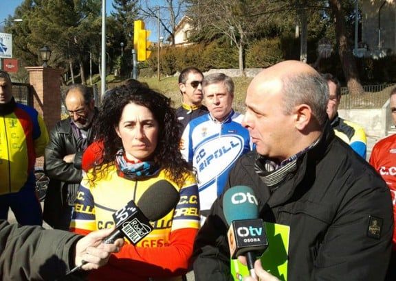 L'ecosocialista Joan Boada amb els ciclistes d'Osona i el Ripollès.