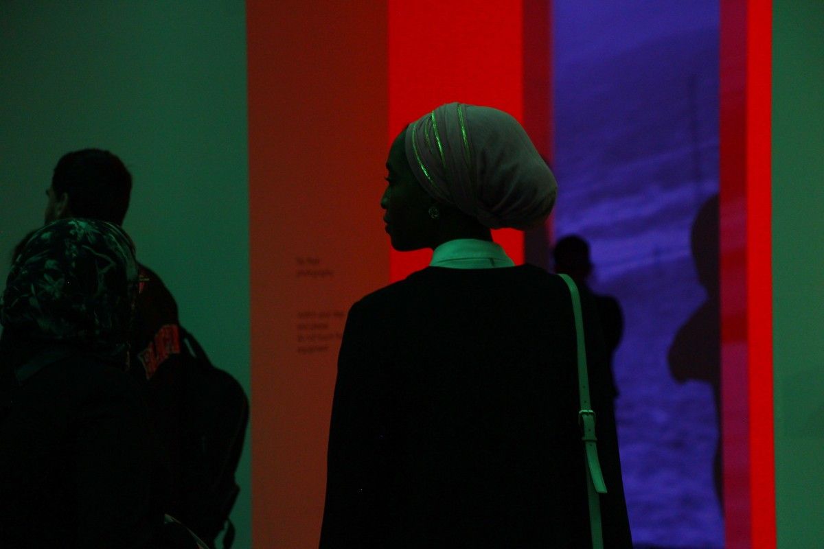 Una dona musulmana en una exposició