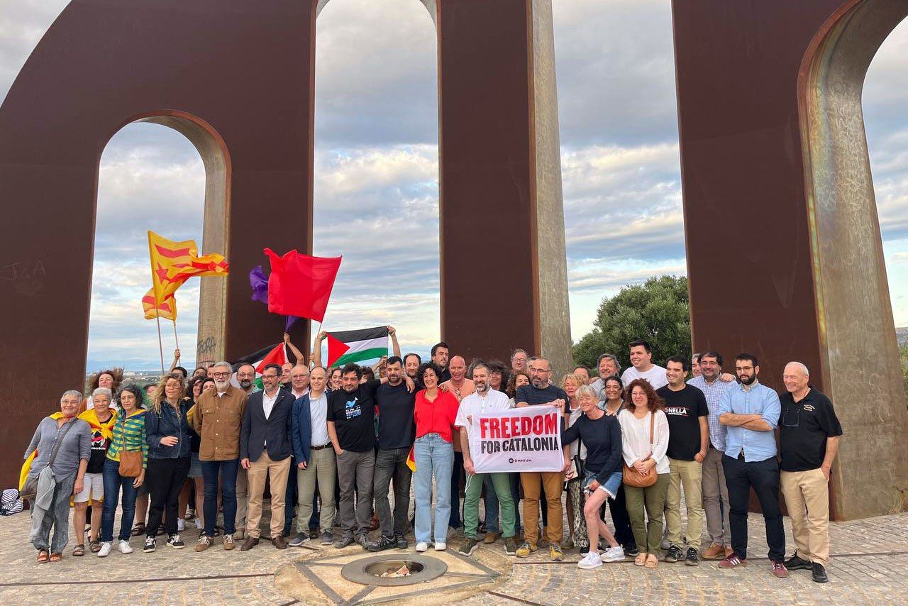 Rovira, els exiliats i diversos acompanyants a la Porta dels Països Catalans, a Salses