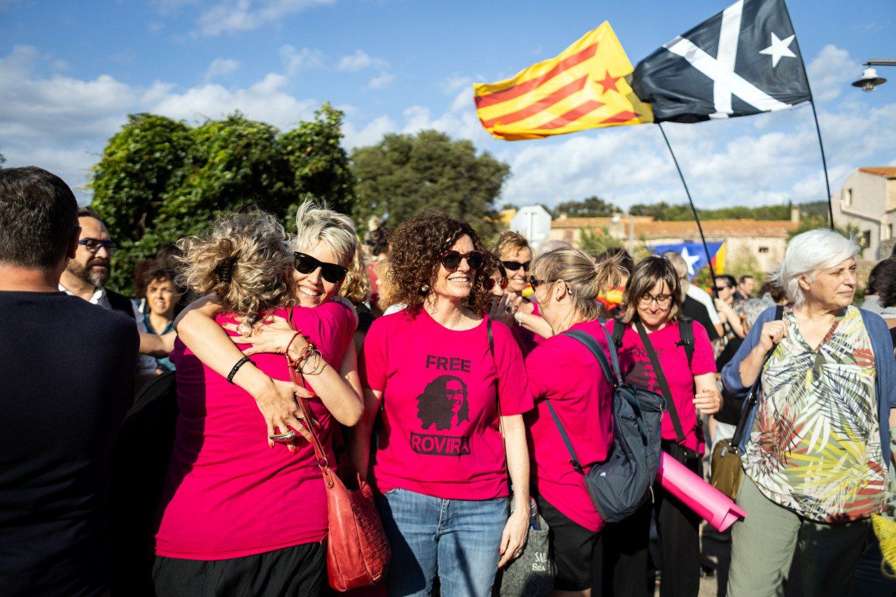 Les amigues de Rovira en la seva benvinguda a Catalunya