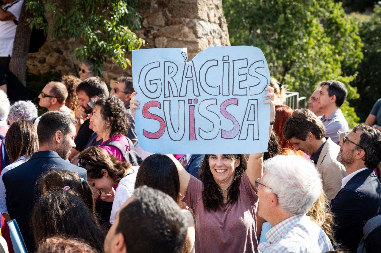 Una pancarta d'agraïment a Suïssa, on Rovira ha estat exiliada