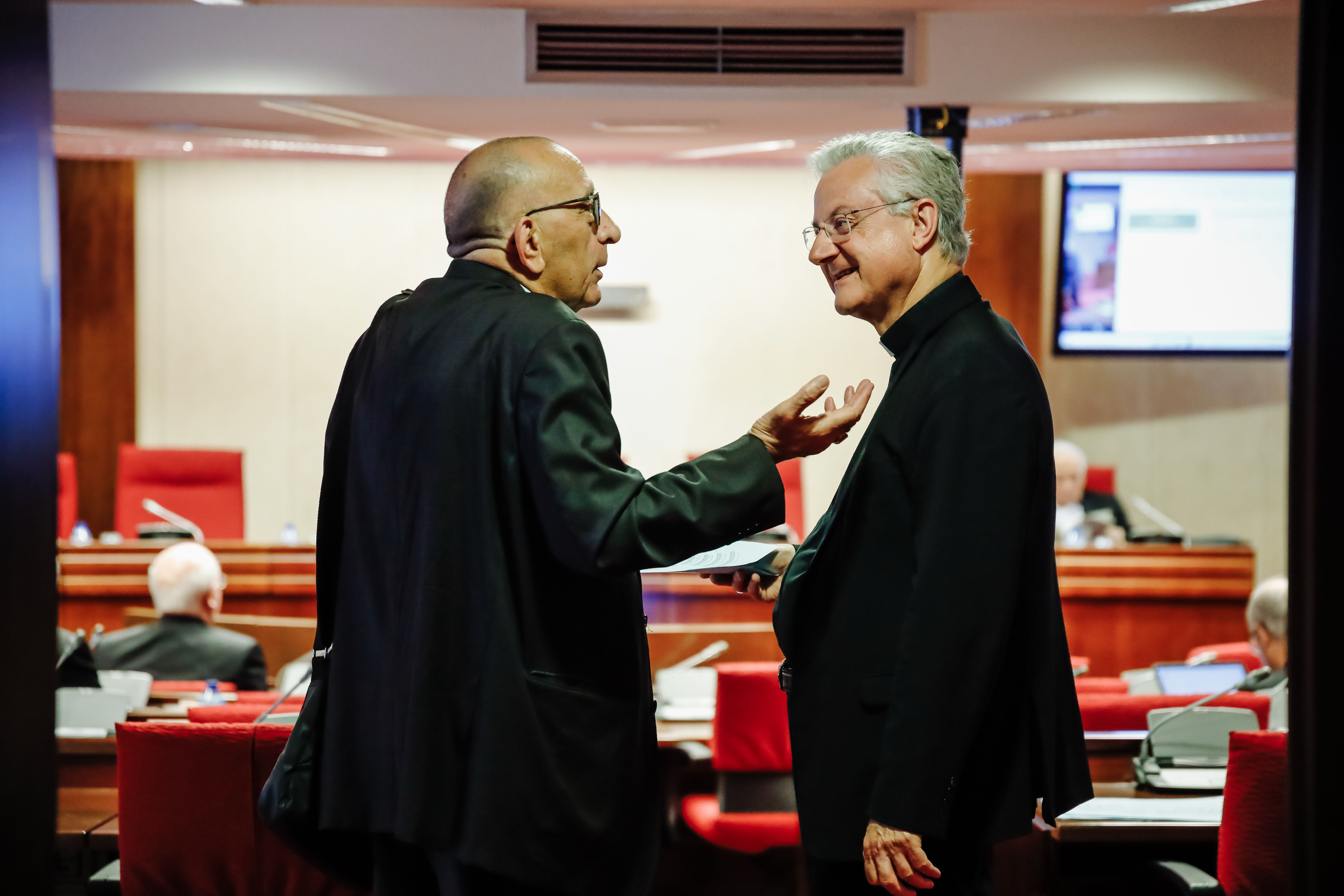 Juan José Omella i Joan-Enric Vives, en una reunió de la CEE.