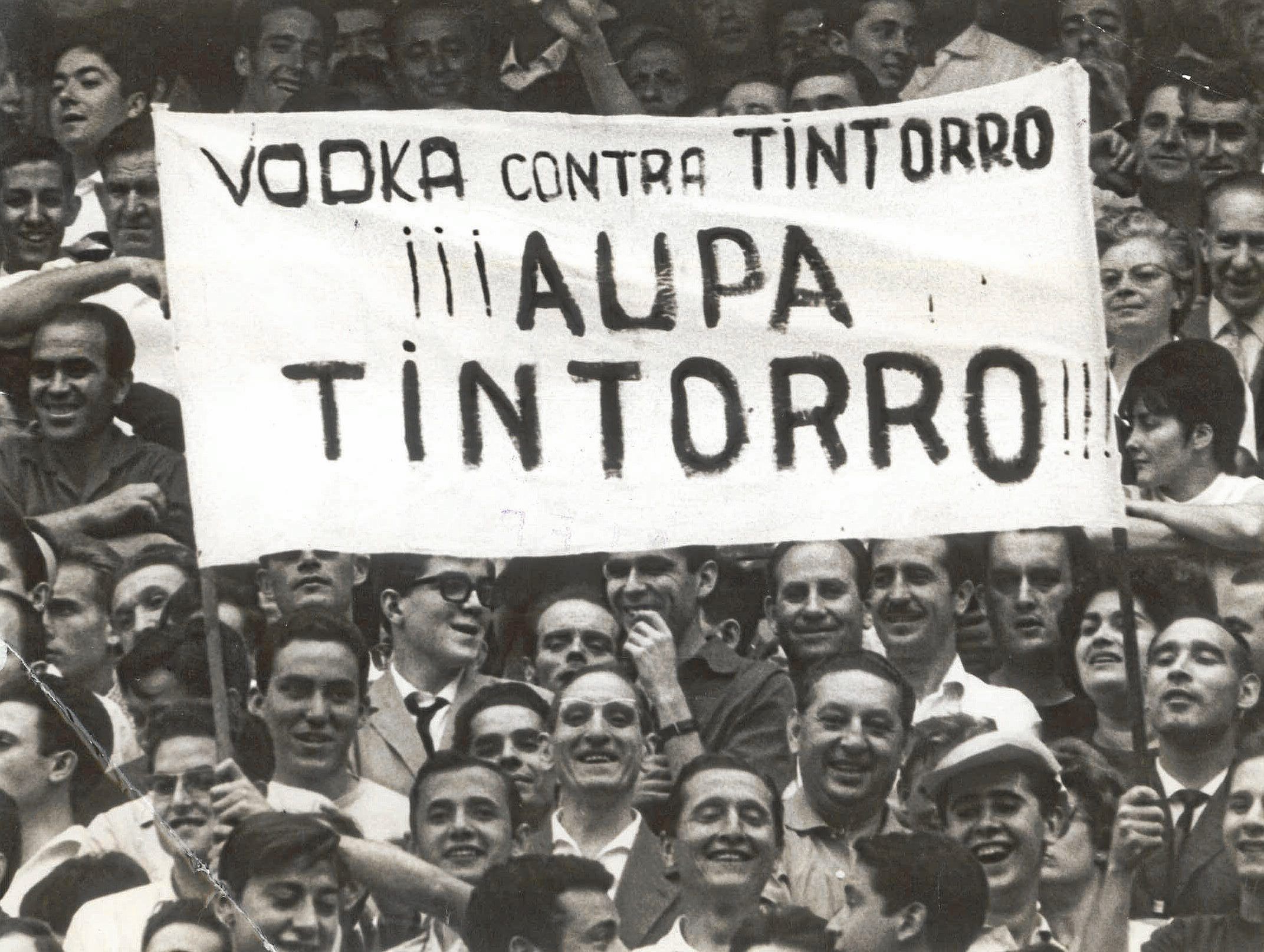 Afeccionats espanyols exhibeixen una pancarta durant la final de l’Eurocopa de 1964 que va enfrontar l’Espanya franquista a la Unió Soviètica