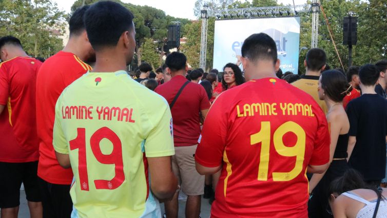 Milers de mataronins han volgut mostrar l'orgull de ser veïns de Lamine Yamal