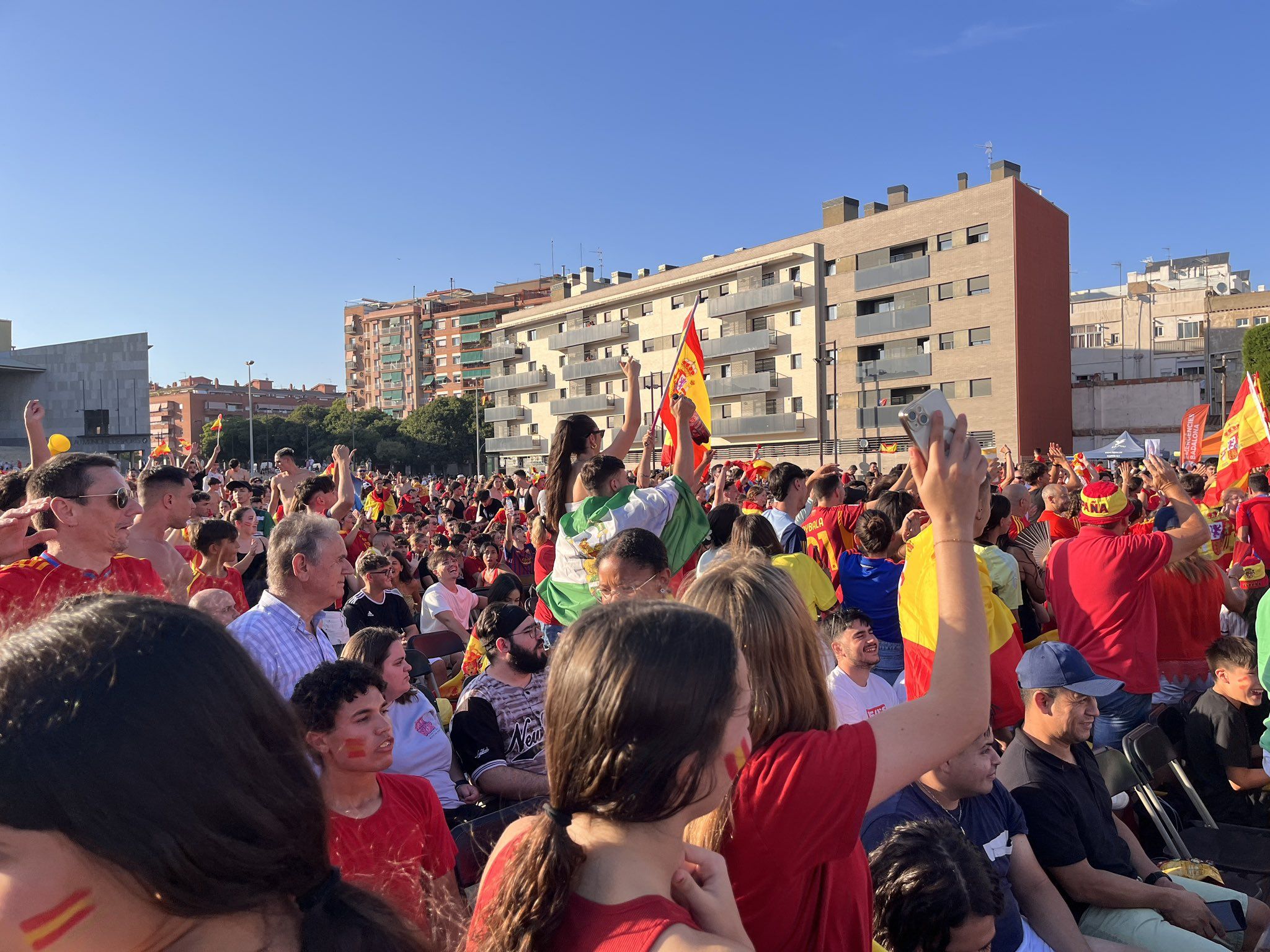 La plaça Josep Tarradellas de Badalona, plena a vessar per seguir la selecció espanyola