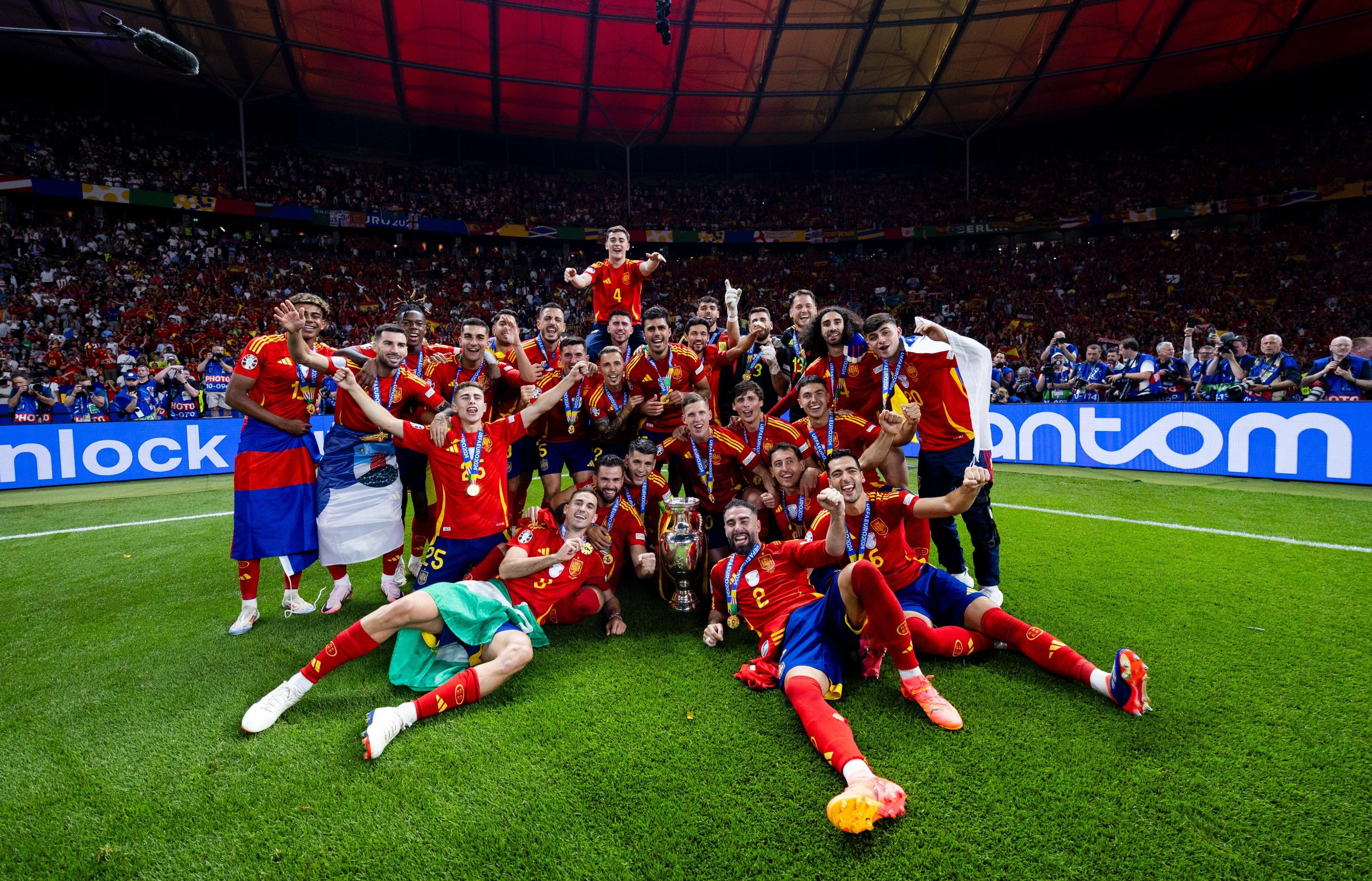 Els jugadors de la selecció espanyola, després de guanyar l'Eurocopa