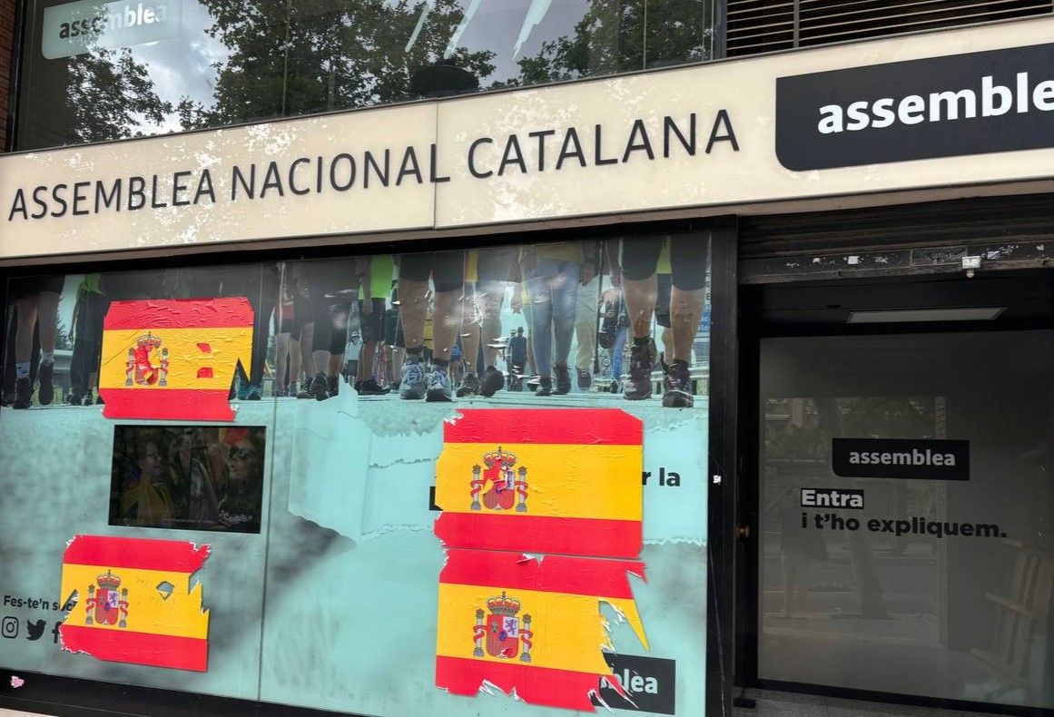Banderes espanyoles a la seu de l'ANC