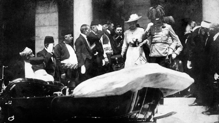 El príncep austrohongarès Francesc Ferran i la seva esposa Sofia sortint de l’Ajuntament de Sarajevo, pocs minuts abans del seu assassinat
