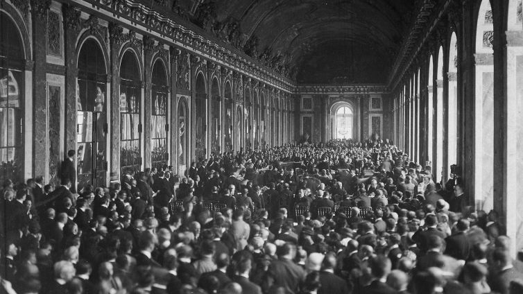 La galeria dels miralls del palau de Versalles acull la signatura del Tractat de Versalles, el 28 de juny de 1919