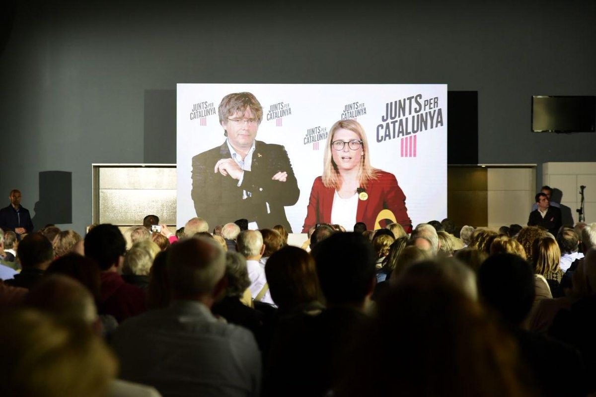 Carles Puigdemont i Elsa Artadi, durant el míting central de Junts per Catalunya