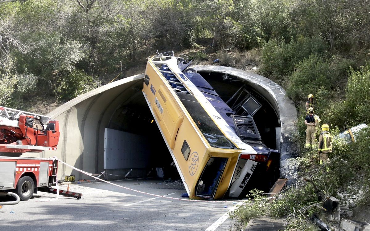 L'autobús que ha bolcat a l'entrada d'un túnel a la C 32 al Maresme