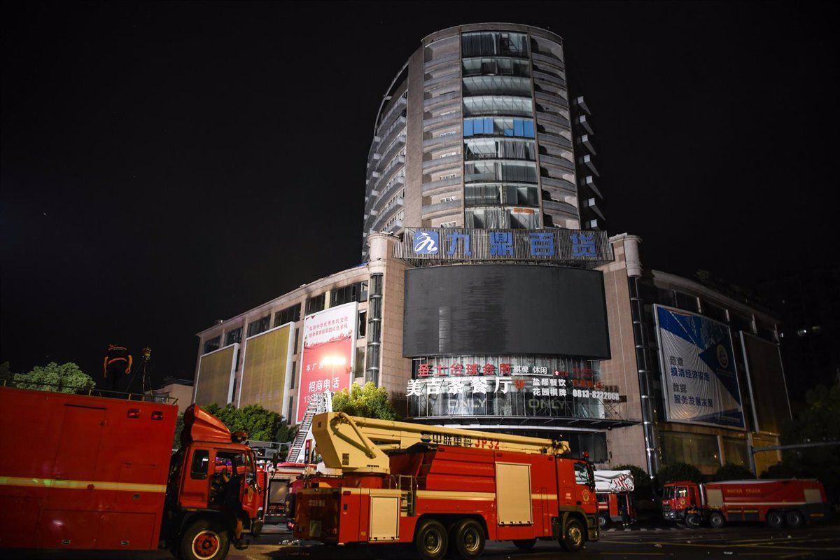Els bombers treballen al centre comercial incendiat de Zigong, a la Xina