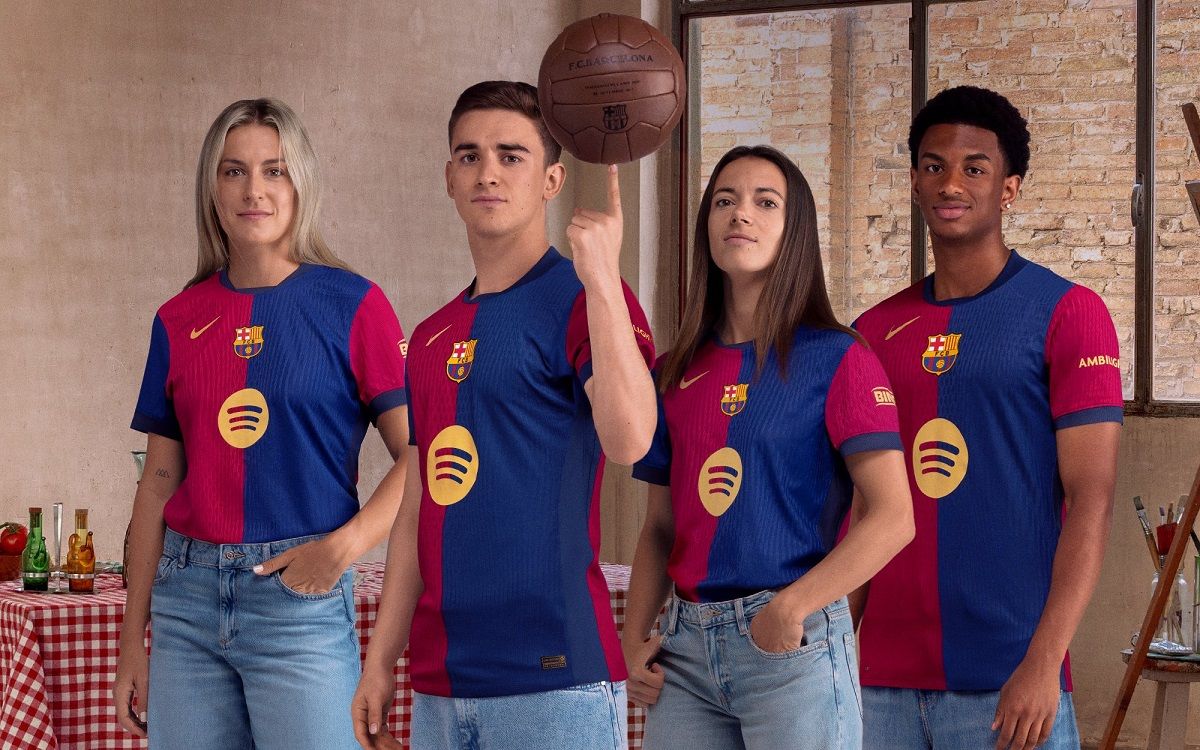 Alexia, Gavi, Aitana i Balde amb la nova samarreta del Barça