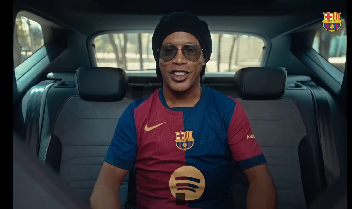 Ronaldinho, a l'anunci de la nova samarreta del Barça
