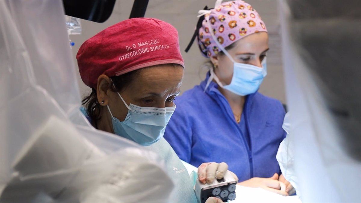 Les cirurgianes de l'Hospital del Mar fan la primera transposició d'úter a l'Estat