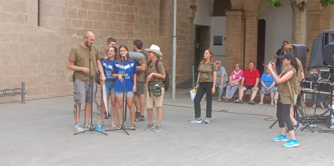 Dues noies del Sènior Femení del CF Solsona van practicar la canço solsonina dels Morancos /Ramon Estany