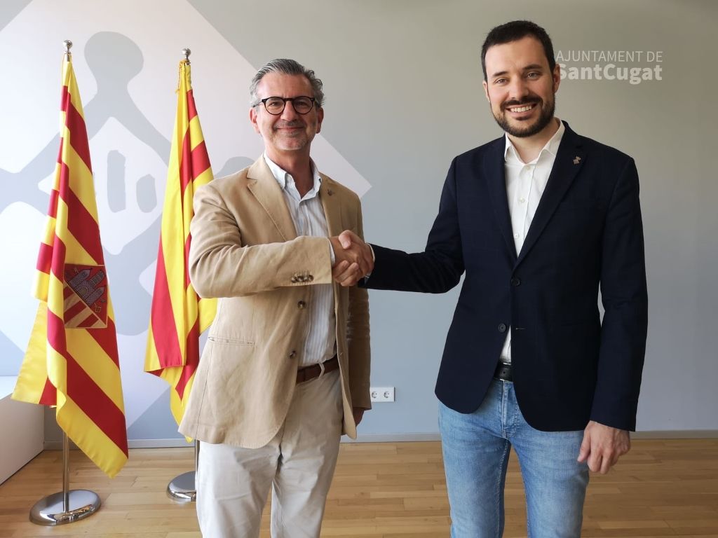 L'alcalde, Josep Maria Vallès i el tinent d'alcaldia, Bernat Picornell, encaixen les mans per celebrar el primer any de mandat