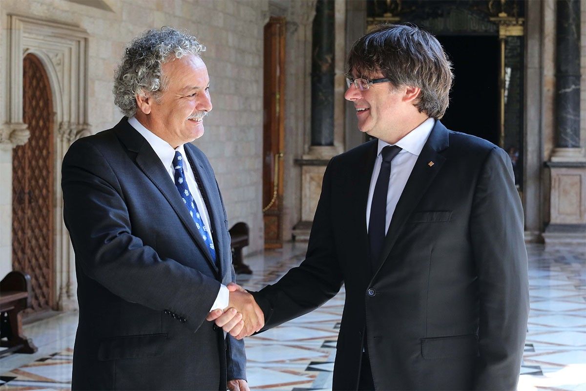 Carles Puigdemont i Ahmed Galai se saluden al Palau de la Generalitat