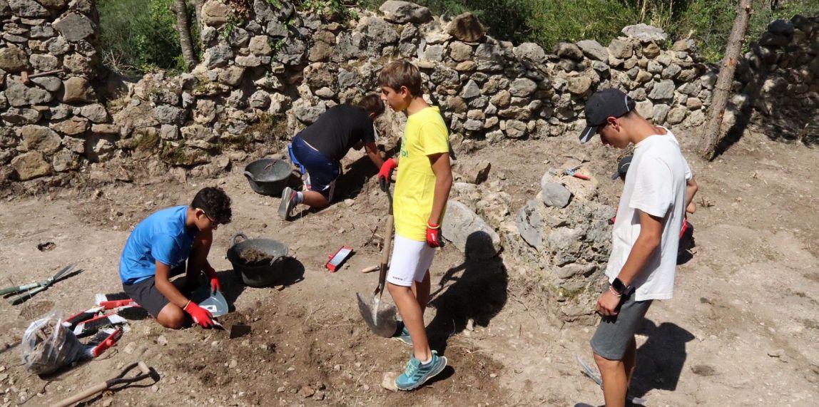 Un grup de joves d'entre 14 i 17 anys participa al camp de treball a la carretera L 401/ Mar Martí