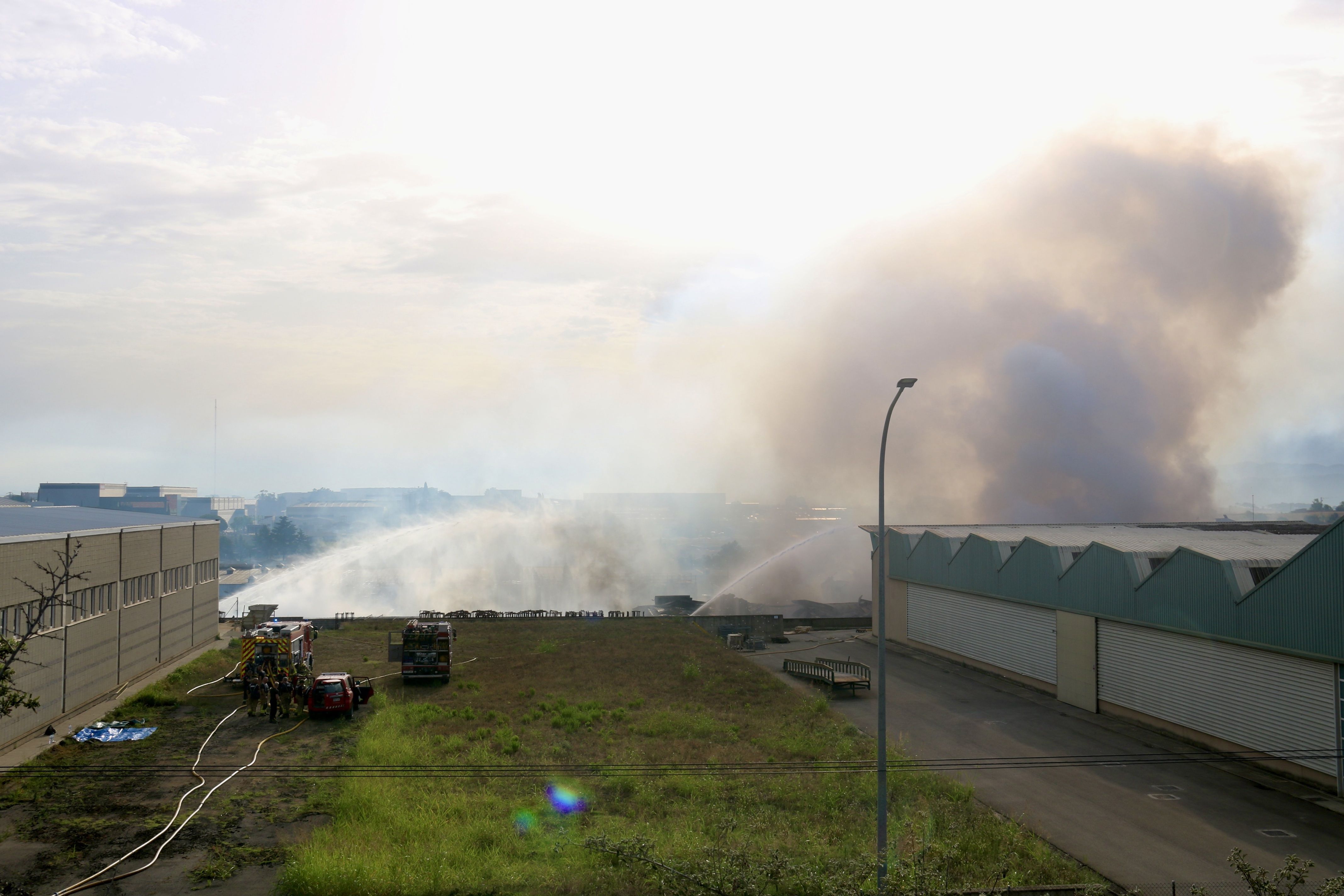 L'incendi a les naus industrials de Polinyà