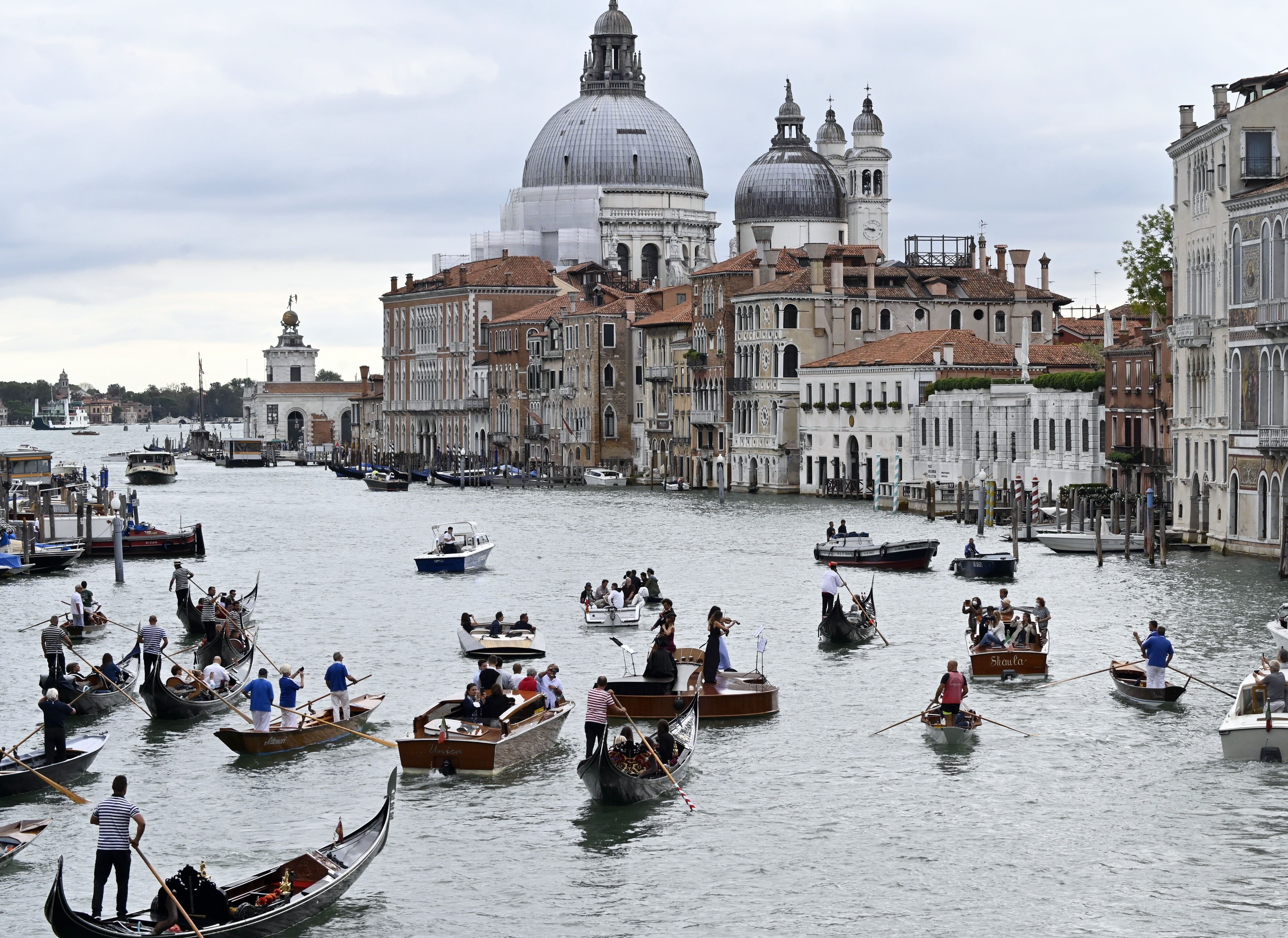 Turistes al Gran Canal de Venècia