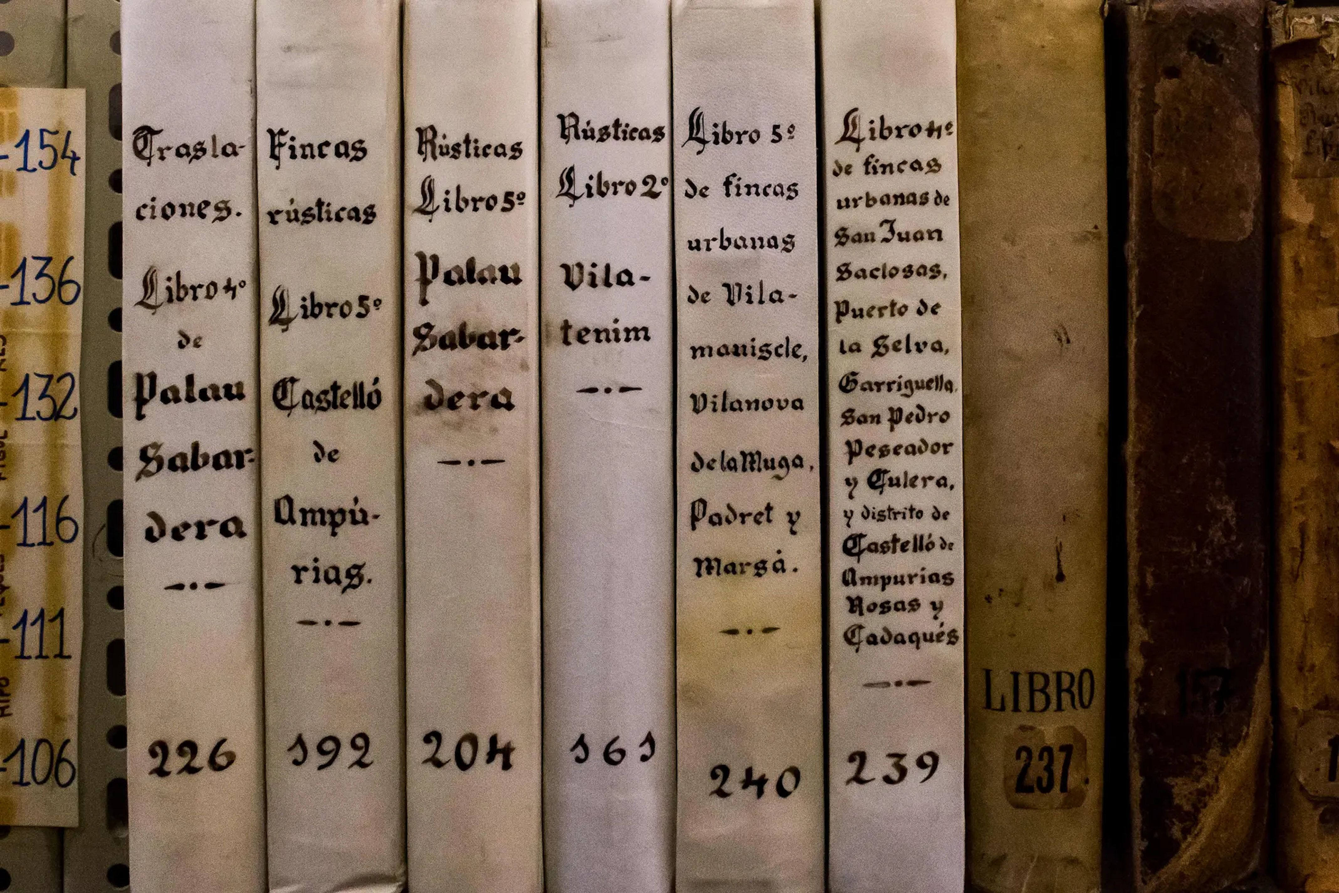 Lloms d'alguns dels llibres d'ofici d'hipoteques del segle XVIII de les comarques gironines  