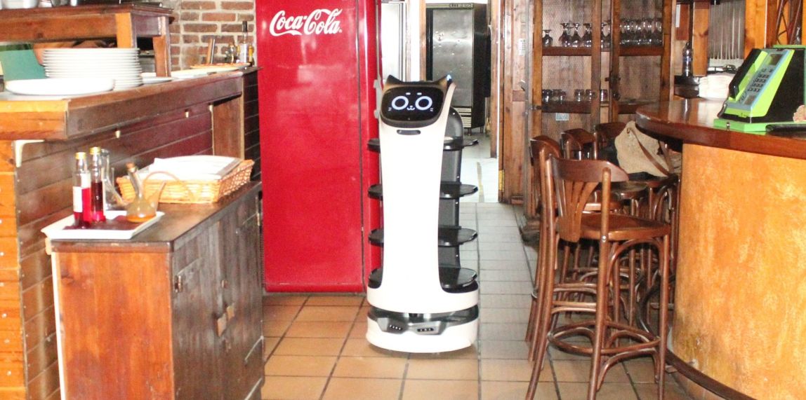 El robot cambrer, sortint de la cuina