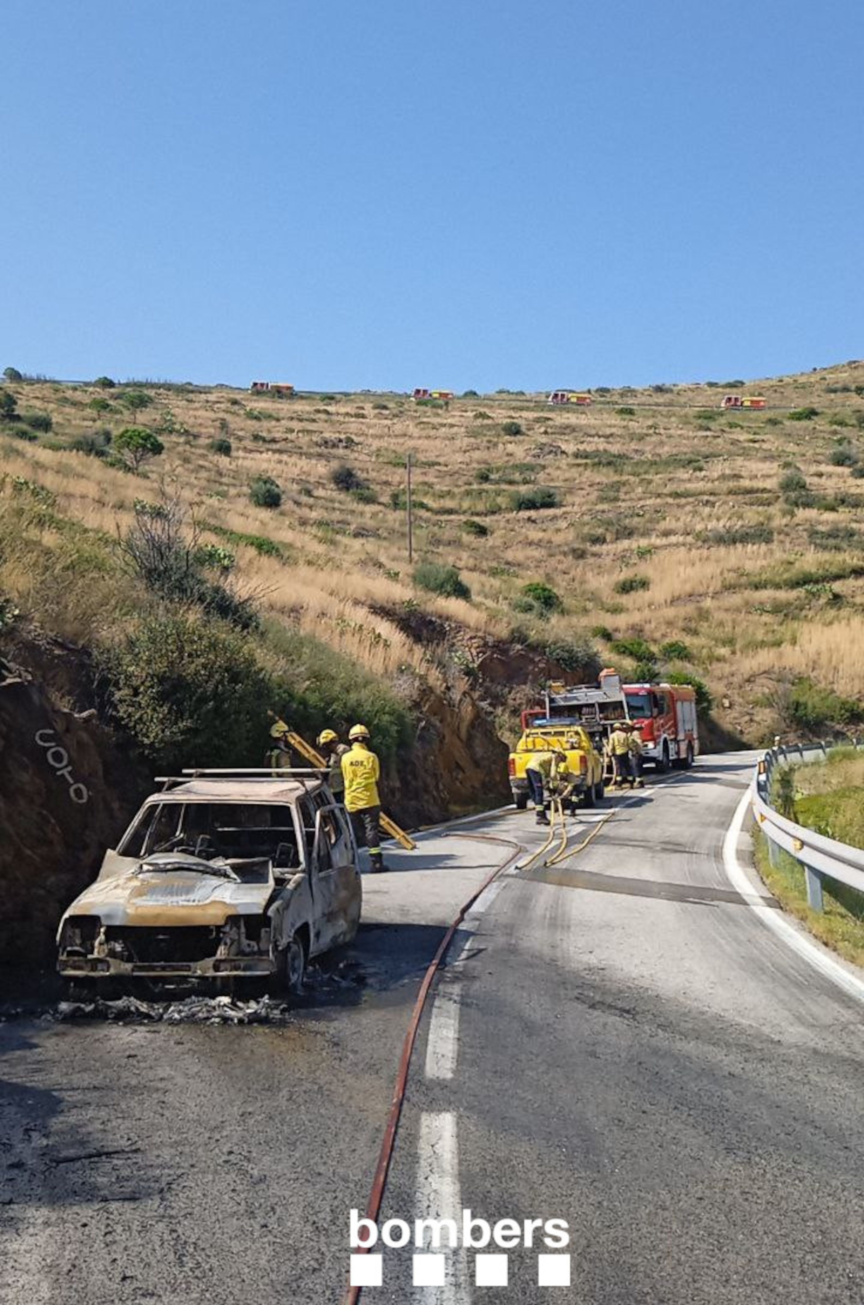 El vehicle calcinat a Portbou, un cop els Bombers han estabilitzat el foc
