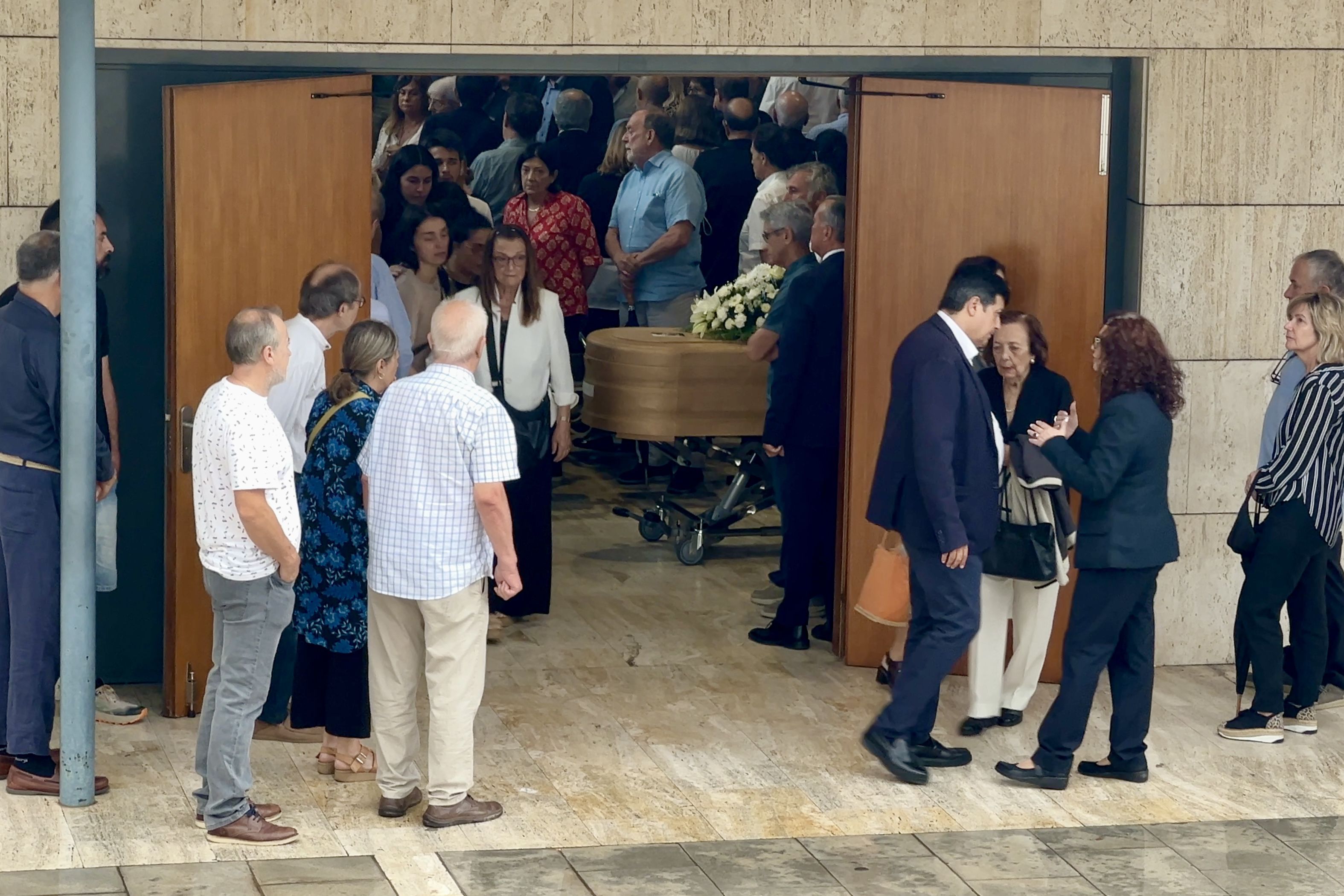 Amics i familiars de Fermí Puig, al tanatori de Granollers abans de la cerimònia