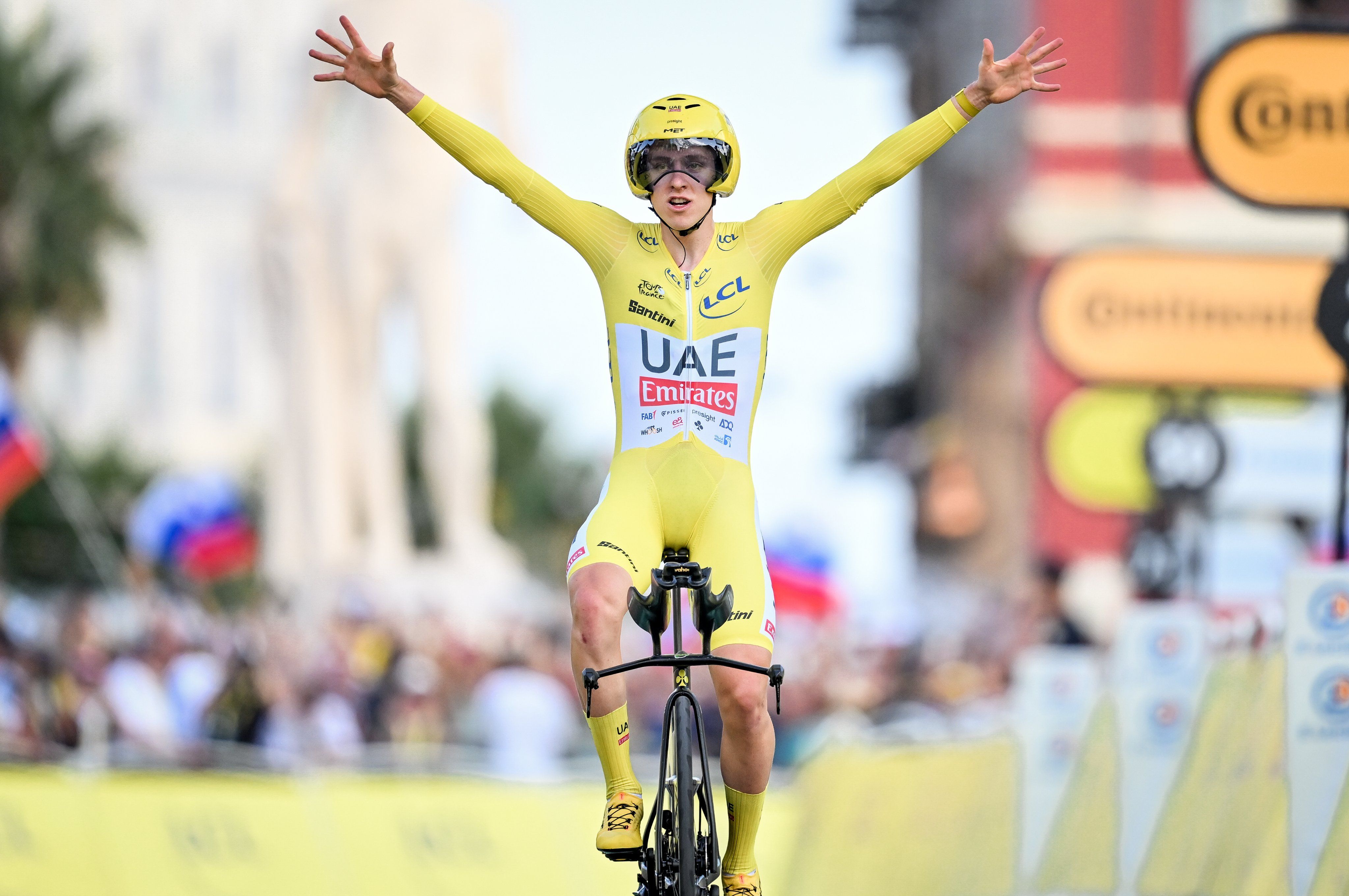 Tadej Pogačar celebra la victòria al Tour de França