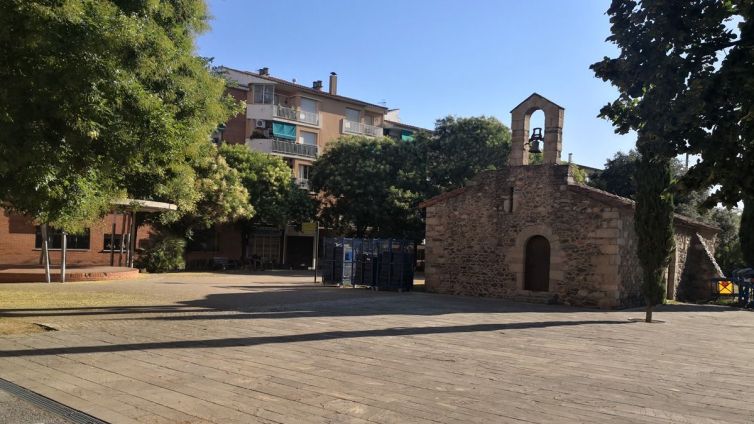 L'ermita de Sant Ponç i la glorieta dos elements distintius de la plaça Josep Ferrer. | Foto: Jordi Purtí