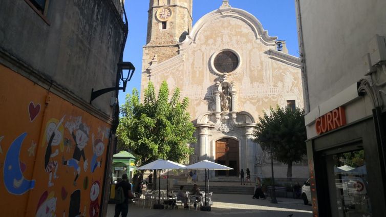 La façana esgrafiada de la parròquia Sant Martí de Sant Celoni. | Foto: Jordi Purtí