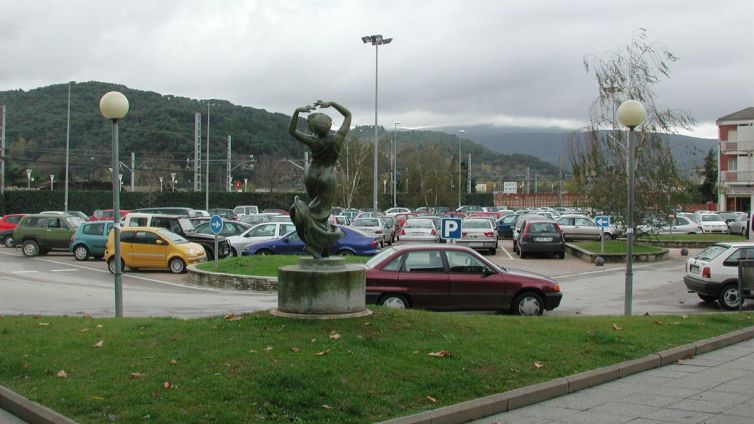 L'estatua Salomé de Lluís Montané es troba a la plaça de l'Estació. | Foto: Jordi Purtí