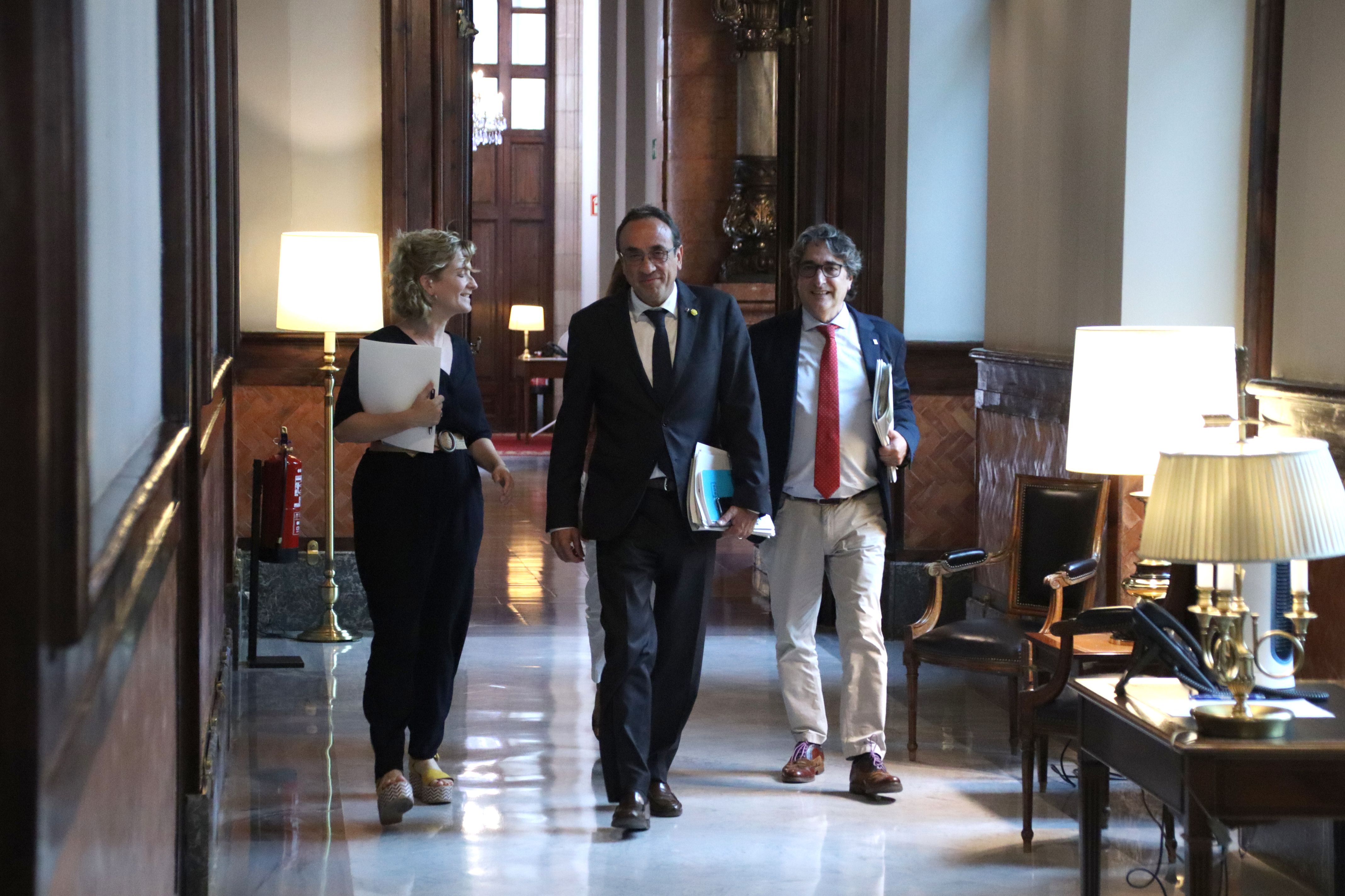 Raquel Sans (ERC), Josep Rull (Junts) i David Pérez (PSC), aquest dimarts assistint a la reunió de la mesa del Parlament.