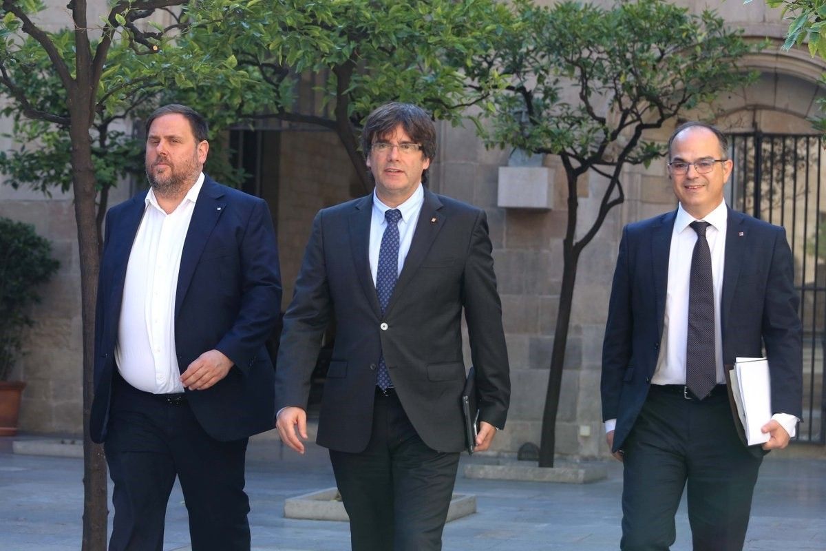Carles Puigdemont, Oriol Junqueras i Jordi Turull es dirigeixen a la reunió del Govern
